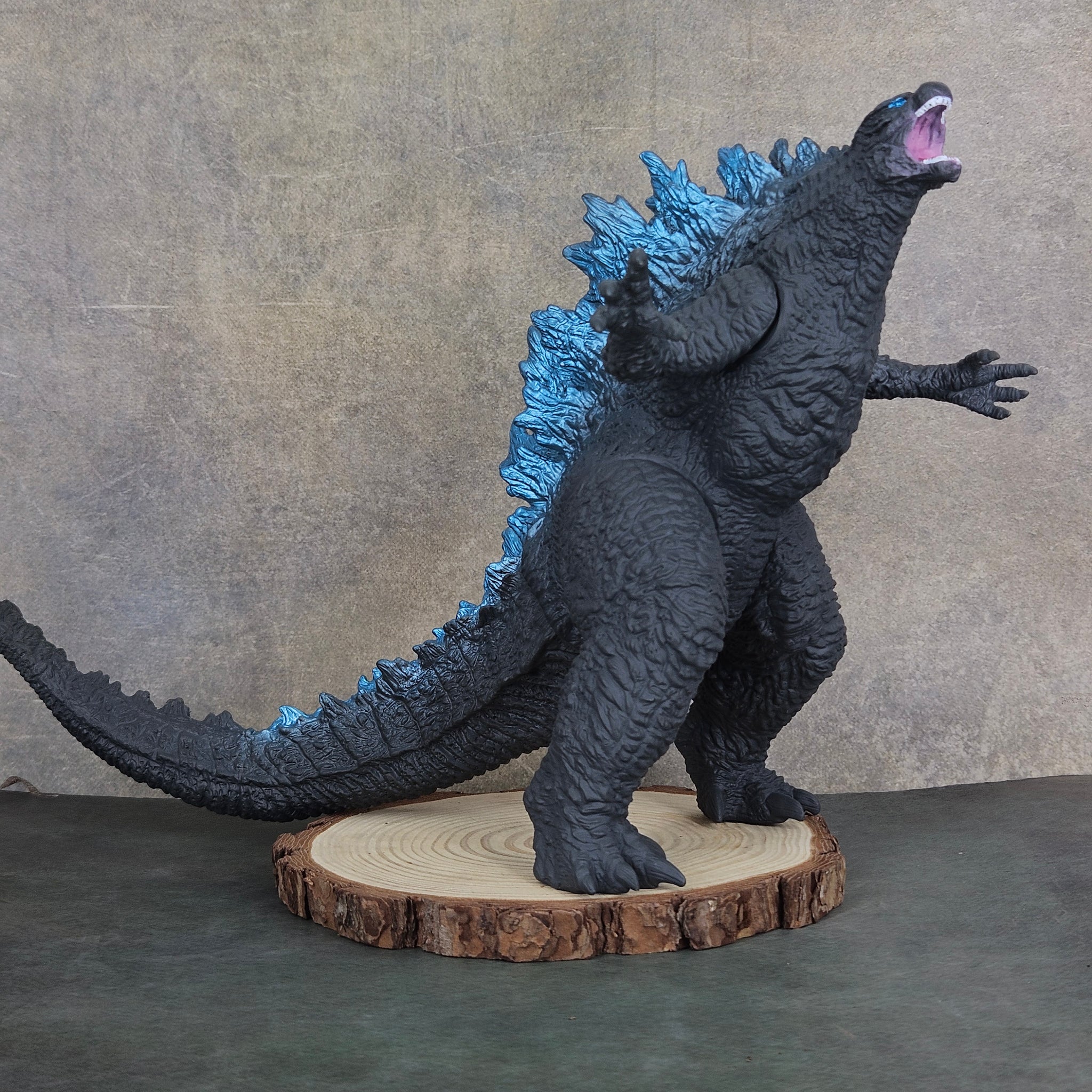 Godzilla X Kong The New Empire Gaint GODZILLA 28 CM with weapons | premium figure