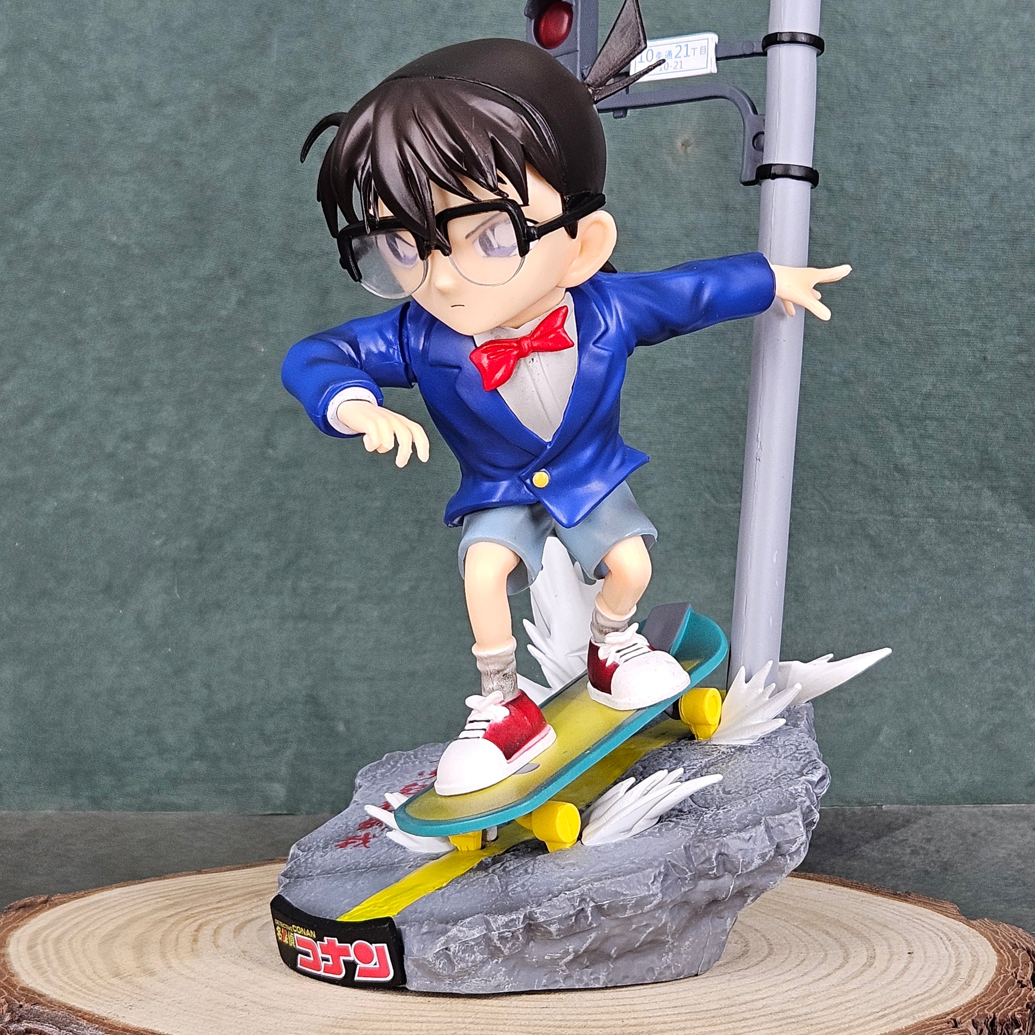 Detective Konan on Skates version New Action Figure 25 cm
