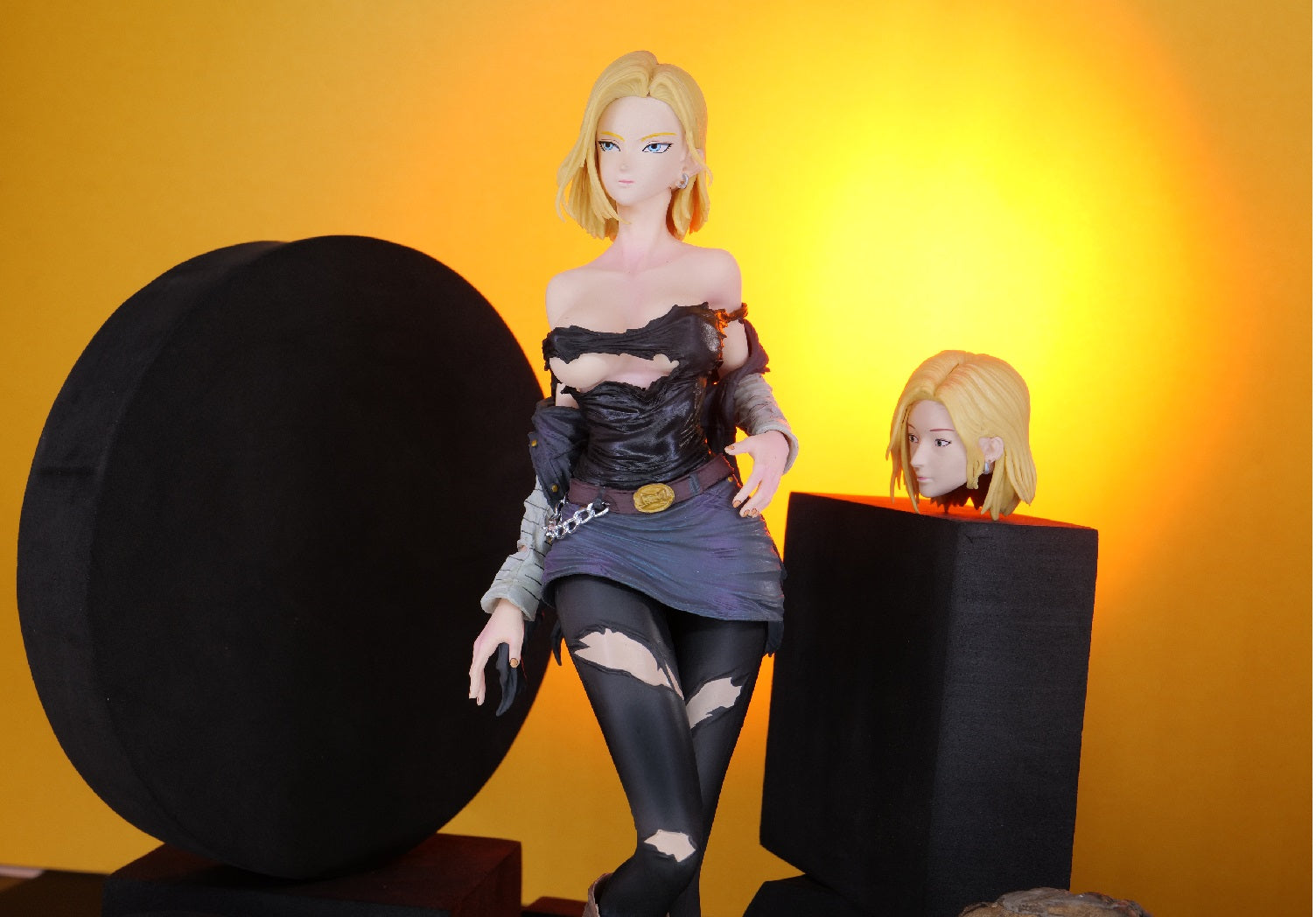 DBZ ANDROID 18 DOUBLE FACE Action figure with a yellow background