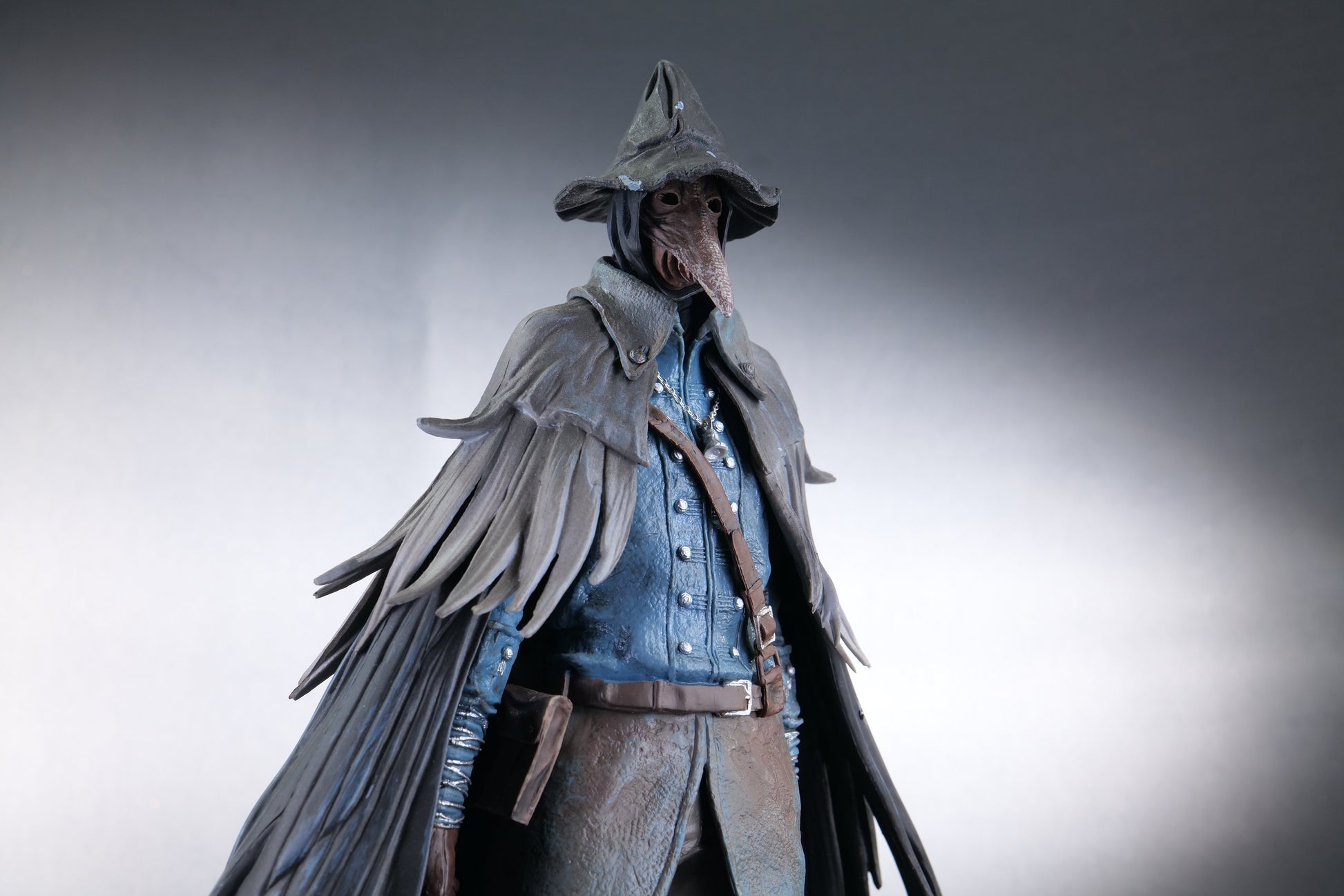 Bloodborne RIGHT SIDE MIAN IMAGE  WITH BLACK CLOYJS AND FACE MASK 